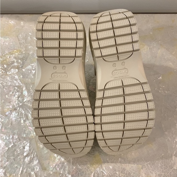 New Crocs Classic Mega Crush Sandal Sandals Bone Women 9 W9 - Picture 6 of 9